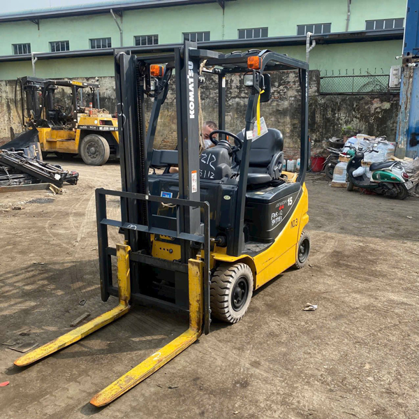 xe-nang-dien-cu-komatsu-1.5-tan